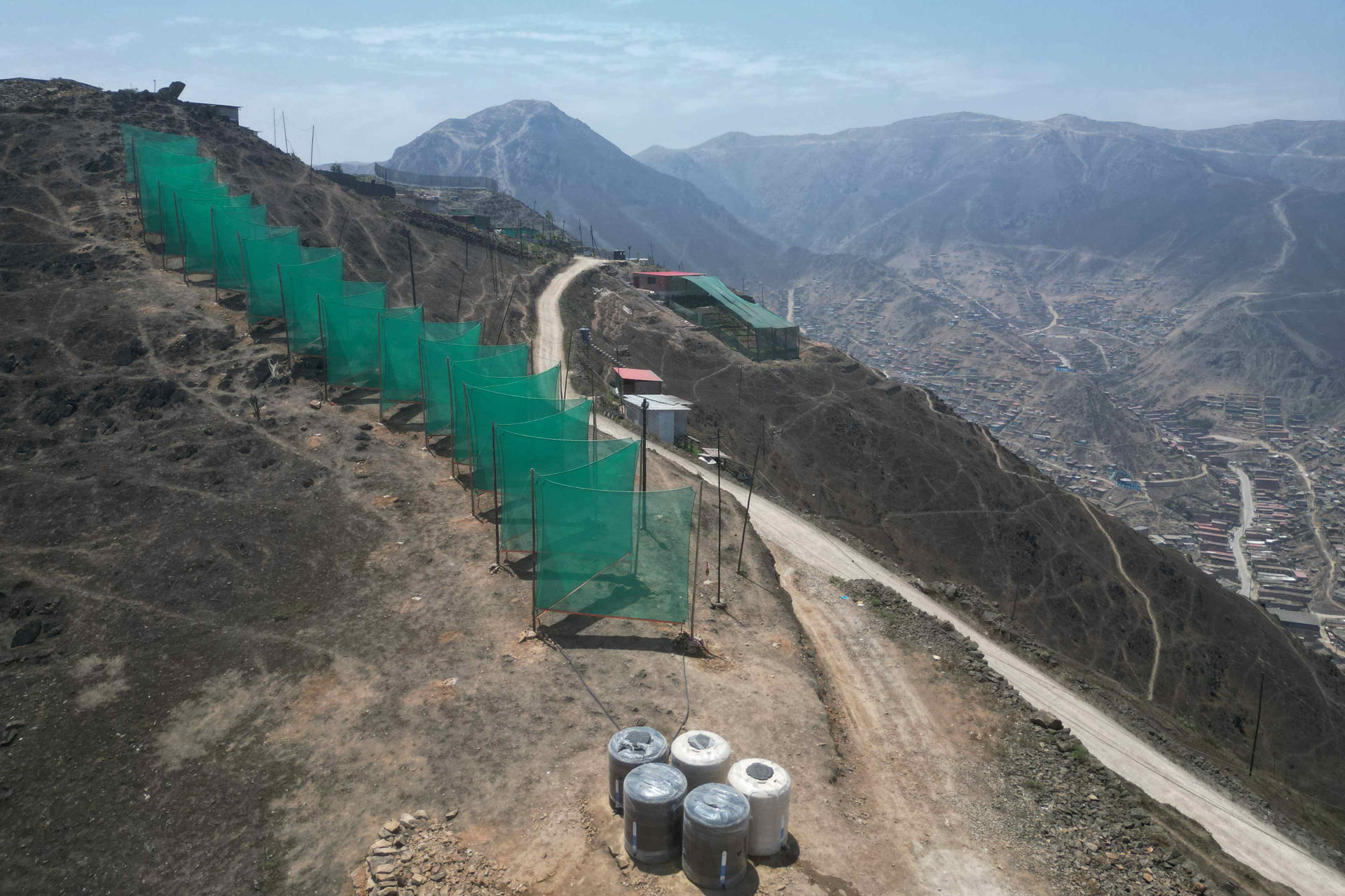 Fotografía aérea que muestra un sistema de captación hídrica en los cerros de Lima (Perú). EFE/ Mikhail Huacán