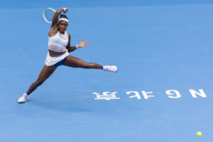 La tenista estadounidense Coco Gauff en acción contra la alemana Eva Lys durante las semifinales del Abierrto de China. EFE/EPA/JESSICA LEE