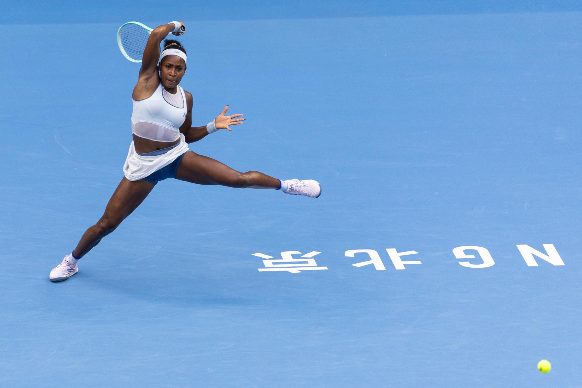 La tenista estadounidense Coco Gauff en acción contra la alemana Eva Lys durante las semifinales del Abierrto de China. EFE/EPA/JESSICA LEE