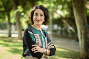 La escritora y periodista María Iglesias (Sevilla, 1976), posa durante una entrevista con EFE en la que explica que su novela 'Puro empeño', es un relato "sobre los dilemas" y sobre "cómo en la vida, aunque seas una persona con planteamientos que crees claros, cuando afrontas algunos hechos de pronto te cuestionas a ti misma si los resultados de aplicar tus valores son los que tú querrías, los apropiados". EFE/ Raúl Caro.