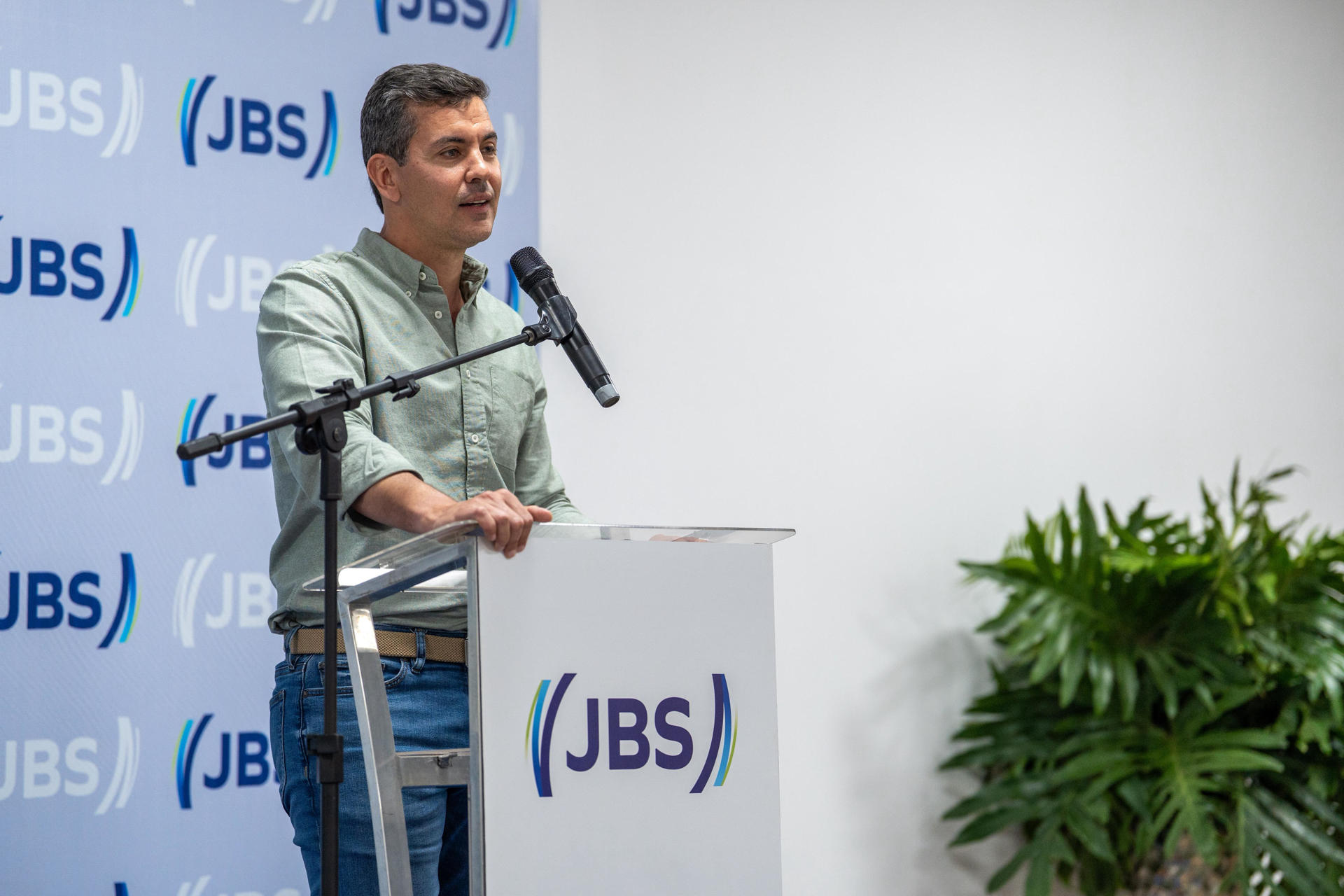 Fotografía cedida por la Presidencia de Paraguay del presidente de Paraguay, Santiago Peña, hablando durante una visita a la planta de procesamiento de carne JBS este jueves, en Mato Grosso del Sur (Brasil). EFE/ Presidencia de Paraguay /SOLO USO EDITORIAL NO VENTAS /SOLO DISPONIBLE PARA ILUSTRAR LA NOTICIA QUE ACOMPAÑA (CRÉDITO OBLIGATORIO)