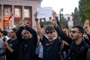 Un manifestante sostiene un cartel durante una protesta organizada por el autodenominado colectivo 'GenZ212' en Rabat, Marruecos. EFE/EPA/JALAL MORCHIDI