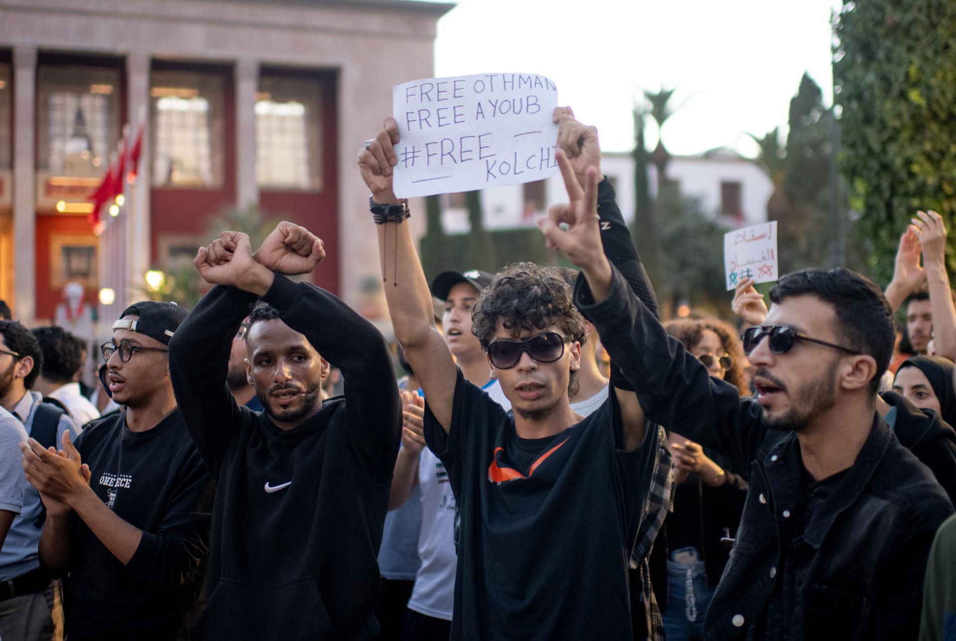 Un manifestante sostiene un cartel durante una protesta organizada por el autodenominado colectivo 'GenZ212' en Rabat, Marruecos. EFE/EPA/JALAL MORCHIDI