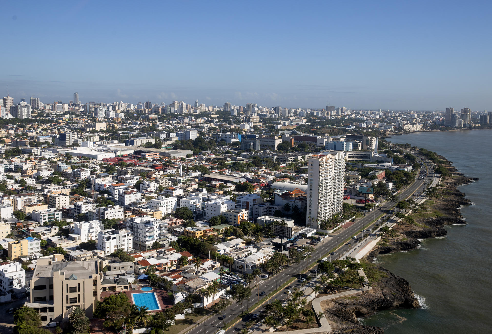 Fotografía de archivo del Distrito Nacional, tomada desde un helicóptero, el 23 de noviembre de 2023, en Santo Domingo (República Dominicana). EFE/ Orlando Barría