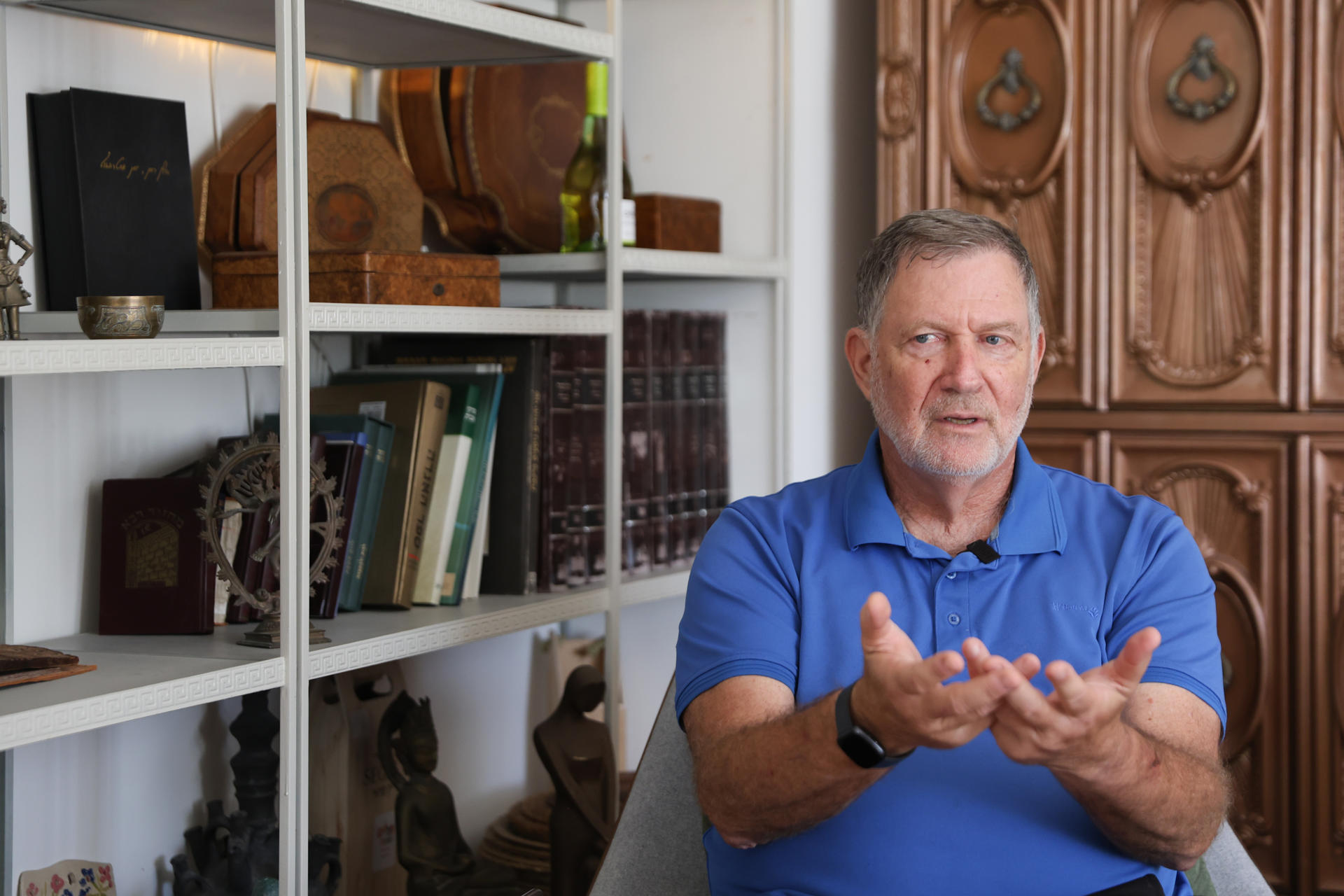 Relik Shafir, piloto retirado de las Fuerzas del Aire de Israel, conversa con EFE el pasado 30 de septiembre en la localidad de Beit Uziel. EFE/ Magda Gibelli
