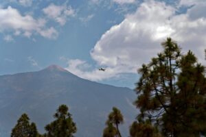 Un avión pasa junto al pico de El Teide. EFE/Ramón de la Rocha/Archivo