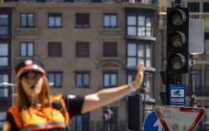 Imagen del pasado 28 de abril de una agente de movilidad de San Sebastián dirigiendo el tráfico tras apagarse todos los semáforos. EFE/Javier Etxezarreta