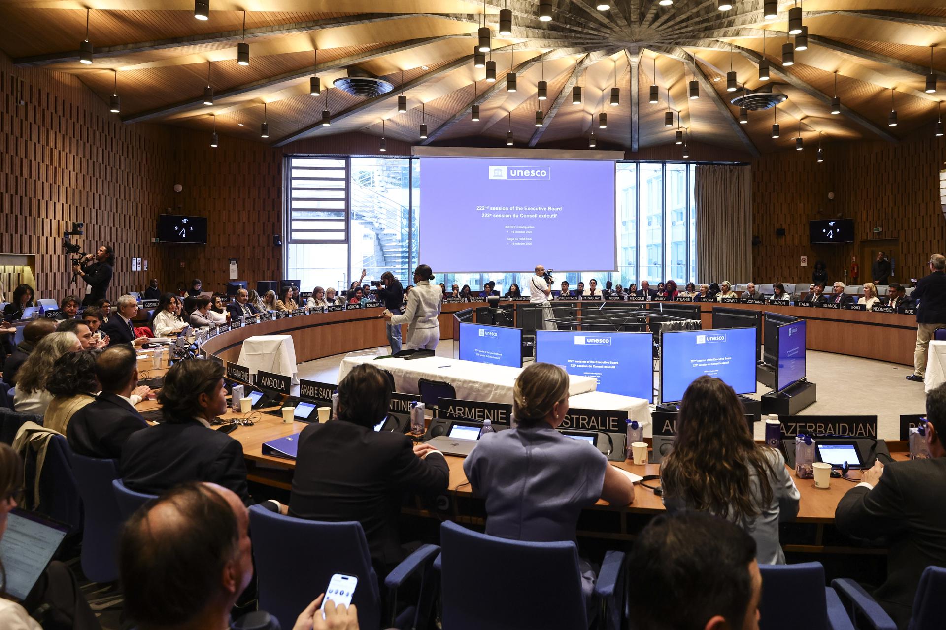Miembros del Consejo Ejecutivo momentos antes de una votación sobre la propuesta para el nuevo secretario general de la UNESCO en París, Francia, 06 de octubre de 2025. Audrey Azoulay ha sido la Secretaria General de la Organización de las Naciones Unidas para la Educación, la Ciencia y la Cultura (UNESCO) desde 2017. (Francia) EFE/EPA/TERESA SUAREZ
