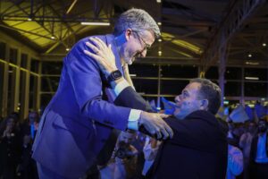 El primer ministro de Portugal y presidente del Partido Social Demócrata (PSD), Luis Montenegro (d), al saludar al alcalde y candidato a la reelección para el Ayuntamiento de Lisboa, Carlos Moedas (i), durante un evento de cierre de campaña, este jueves, 9 de octubre, en la capital portuguesa. EFE/Antonio Pedro Santos