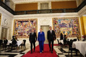 La primera ministra de Dinamarca, Mette Frederiksen (C), el presidente de Francia, Emmanuel Macron (L) y el primer ministro de España, Pedro Sánchez, en el Castillo de Christiansborg en Copenhague, Dinamarca, el 1 de octubre de 2025, para una reunión informal de los jefes de Estado y de gobierno de la UE. (Dinamarca, Copenhague) EFE/EPA/MADS CLAUS RASMUSSEN DENMARK OUT