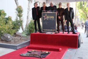 Los integrantes de la agrupación británica Def Leppard, Rick Allen, Rick Savage, Joe Elliott, Vivian Campbell, y Phil Collen (de izq a dere) hablan durante la ceremonia de colocación de una estrella en el Paseo de la Fama de Hollywood, en Los Ángeles, California, EE.UU., el 9 de octubre de 2025. EFE/ALLISON DINNER