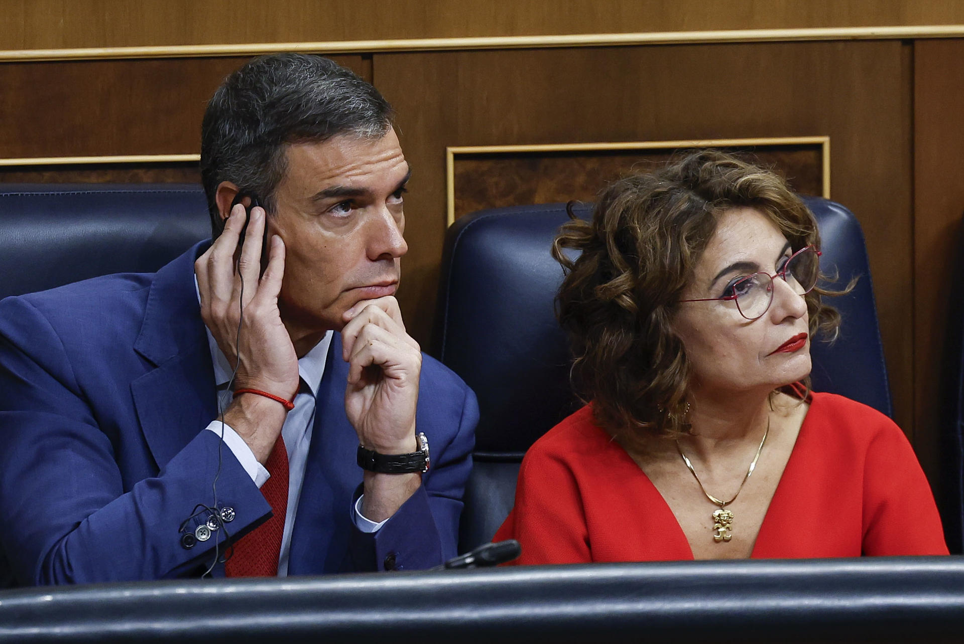 El presidente del Gobierno, Pedro Sánchez y la ministra de Hacienda, María Jesús Montero, durante la sesión de control al gobierno celebrada este miércoles en el Congreso. El Gobierno vuelve a enfrentarse en el Congreso a una jornada difícil en la que quiere sacar adelante su decreto ley para el embargo de armas a Israel y la ley de Movilidad Sostenible, y en ambos casos ya solo depende de Podemos, que mantiene la incógnita sobre el sentido de su voto. EFE/ Chema Moya
