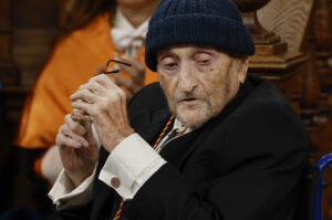Imagen de archivo del escritor Álvaro Pombo durante la ceremonia de entrega del Premio Cervantes 2024, en el paraninfo universitario de Alcalá de Henares (Madrid), el pasado 24 de abril. EFE/ Ballesteros/POOL