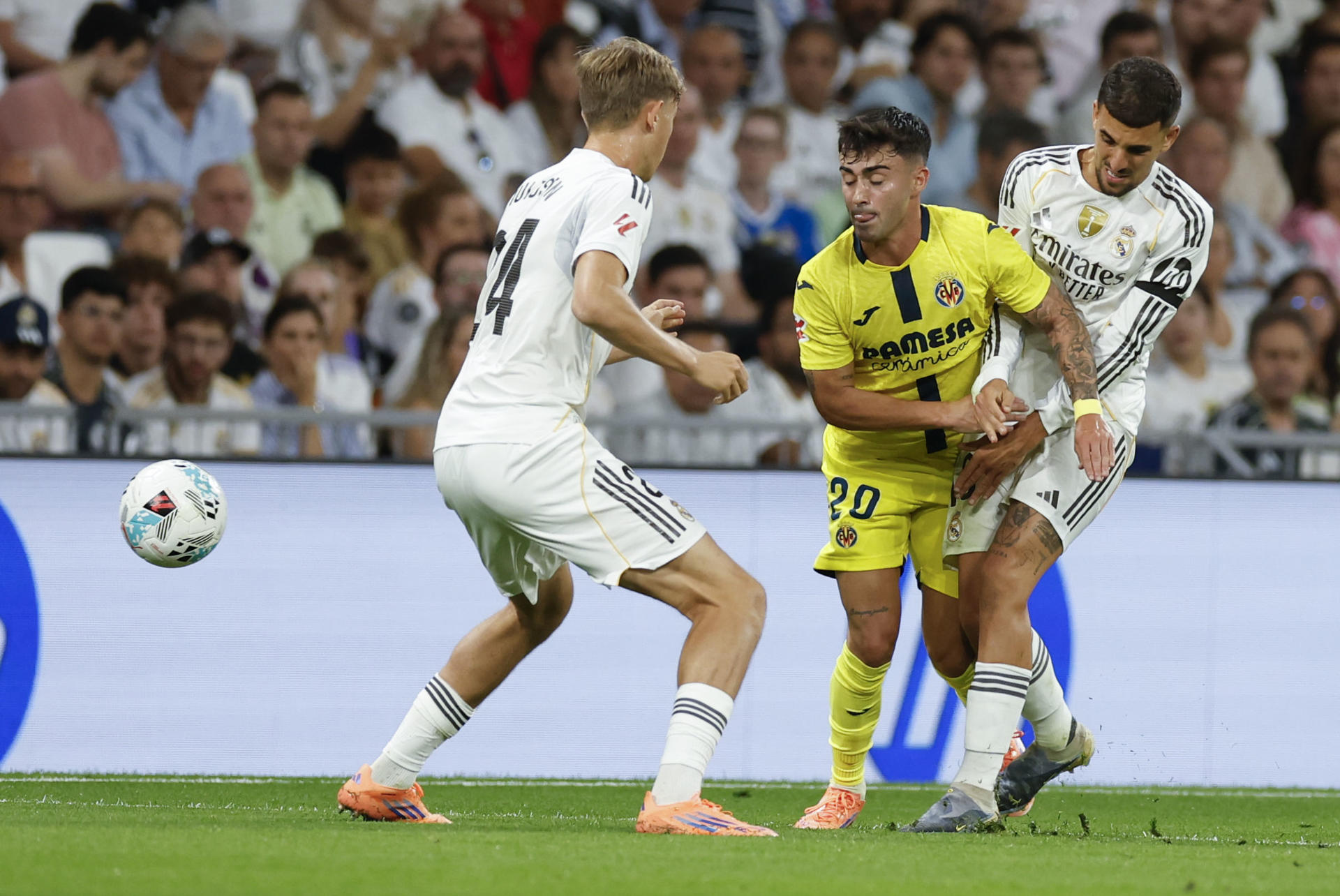 El delantero del Villarreal Alberto Moleiro, y el defensa del Real Madrid Dean Huijsen, durante el partido de la jornada 8 de LaLiga EA Sports que Real Madrid y Villarreal disputan en el estadio Santiago Bernabéu.- EFE/ Javier Lizón
