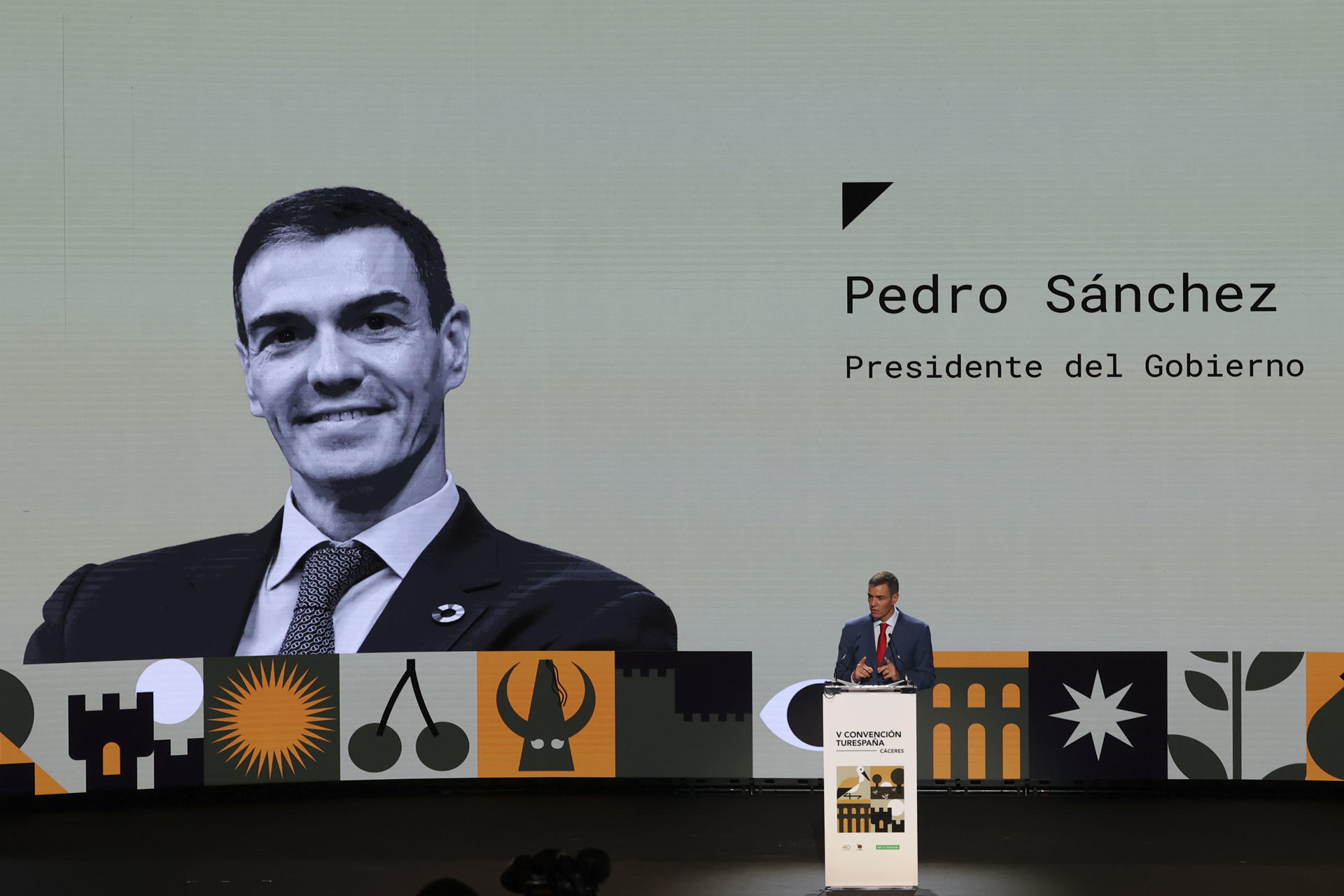 CÁCERES, 08/10/2025.- El presidente del Gobierno, Pedro Sánchez, interviene este miércoles durante la jornada inaugural de la V Convención Turespaña que se celebra en Cáceres, en la que se dan cita empresarios del sector, agentes de TurEspaña y representantes de las distintas administraciones públicas del Estado. EFE/Jero Morales
