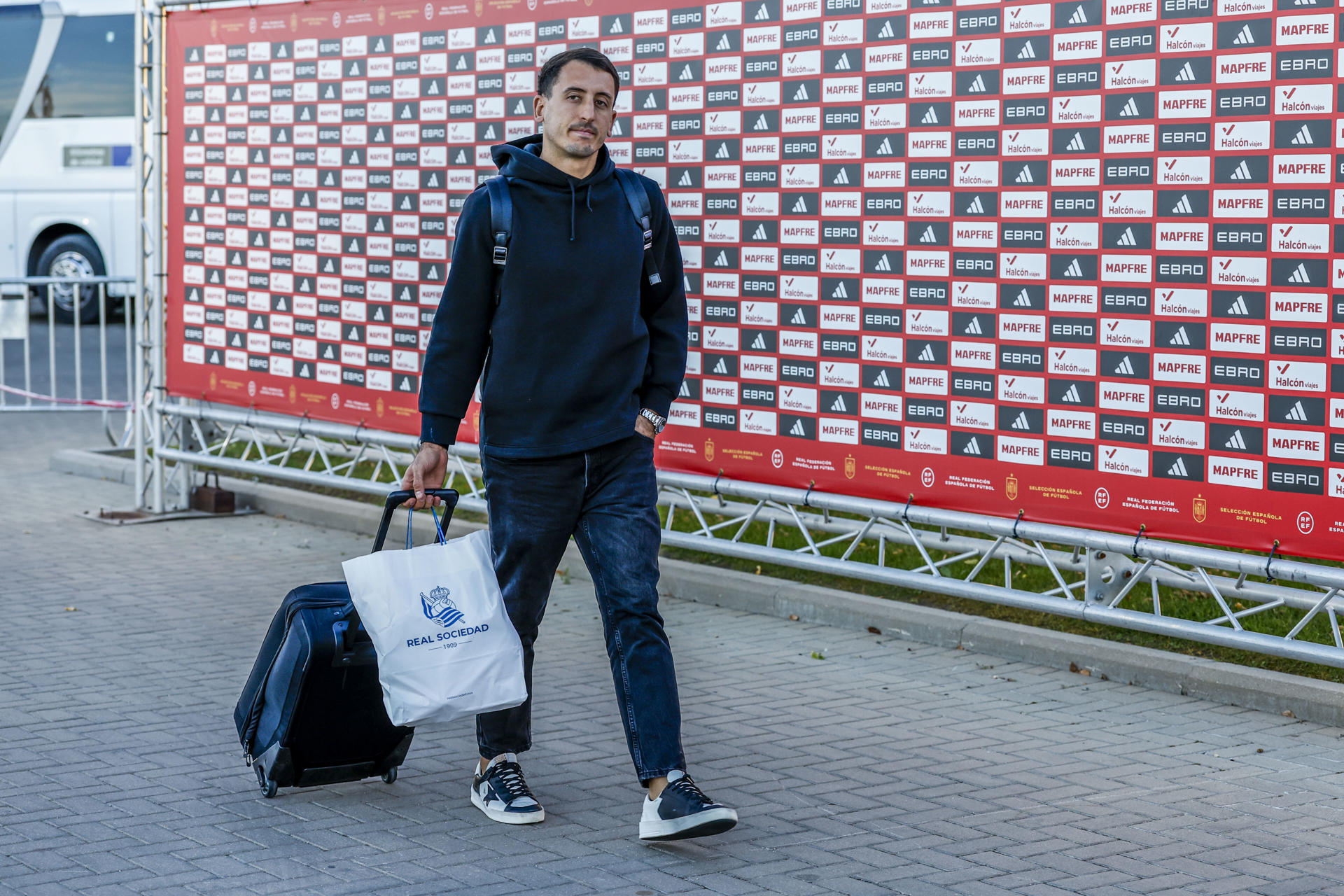 El centrocampista de la Selección de Fútbol Absoluta Masculina Mikel Oyarzabal a su llegada a la concentración para preparar los partidos de clasificación del Mundial 2026, en la Ciudad del Fútbol de Las Rozas, este lunes. EFE/RFEF
