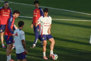 El defensa de la selección española de fútbol Robin Le Normand​ ​ (d) participa en una sesión de entrenamiento del conjunto en Las Rozas, Madrid, este martes, para preparar el partido que disputará en el Martínez Valero de Elche el sábado (a las nueve menos cuarto de la noche; las 18:45 horas GMT) ante Georgia. EFE/ Rodrigo Jiménez