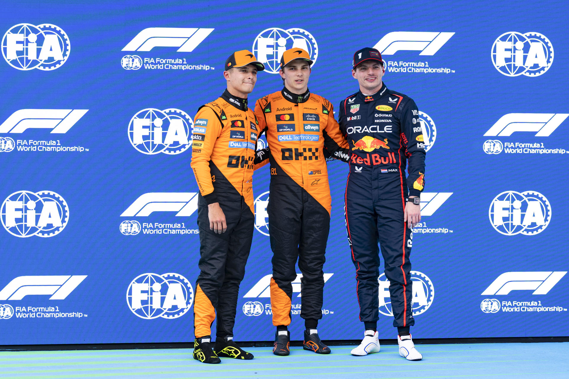 El piloto australiano del equipo McLaren Oscar Piastri (c), el piloto británico del equipo McLaren Lando Norris (i) y el piloto neerlandés del equipo Oracle Red Bull Racing Max Verstappen (d), en una foto de archivo. EFE/Siu Wu
