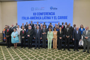 El ministro de Asuntos Exteriores italiano, Antonio Tajani (5i), aseguró este martes que América Latina y el Caribe representan una "prioridad" para Italia y subrayó que el país quiere ser su "voz ante las instituciones europeas", durante la inauguración de la XII Conferencia Italia–América Latina y el Caribe, celebrada en Roma. "América Latina y el Caribe son una prioridad para el Gobierno italiano", afirmó Tajani, quien también es vicepresidente del Ejecutivo de Giorgia Meloni, ante representantes de los 33 países miembros de la Comunidad de Estados Latinoamericanos y Caribeños (CELAC), así como de organismos regionales y bancos. EFE/ Daniel Cáceres