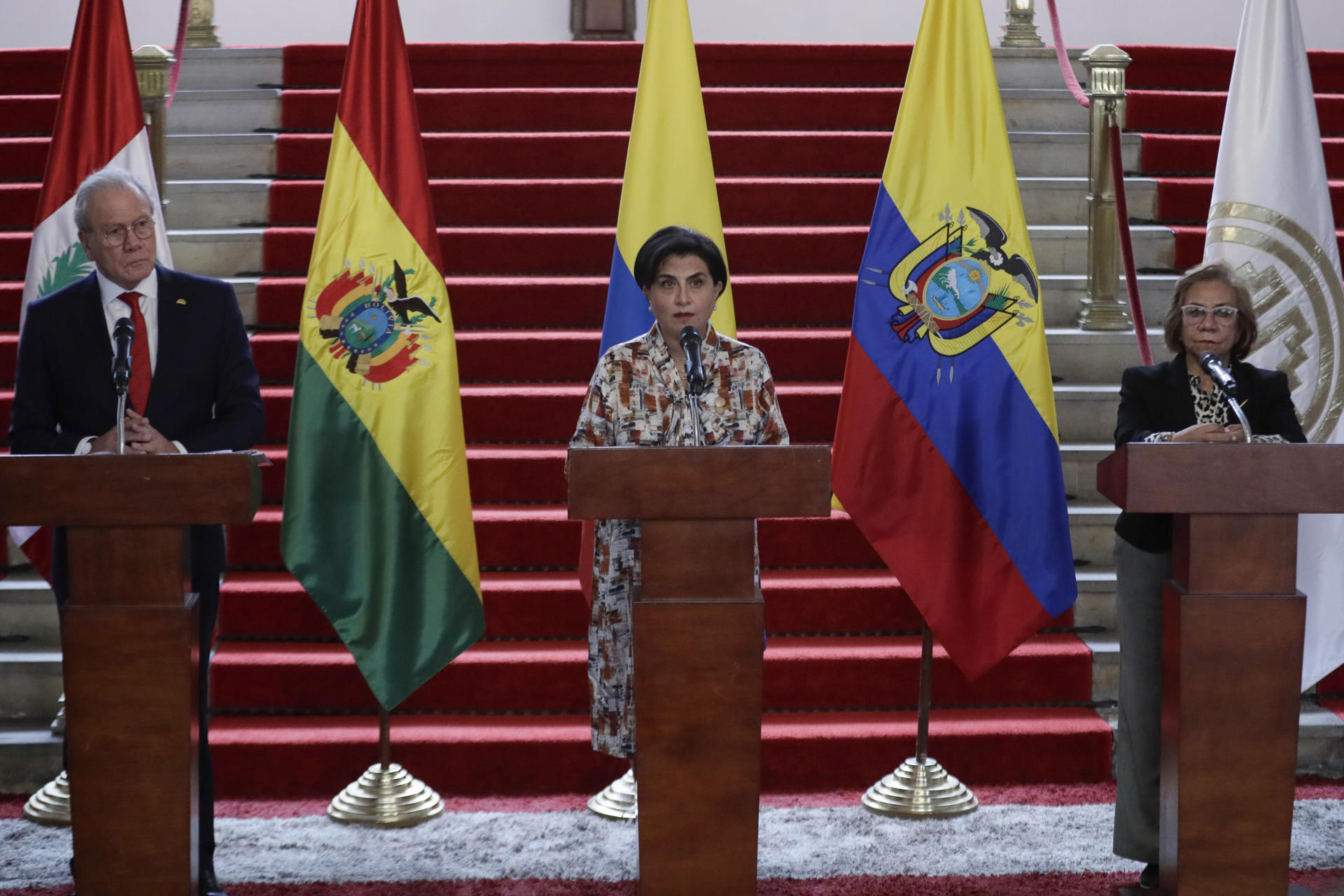 El secretario general de la Comunidad Andina, Gonzalo Gutiérrez (i); la canciller de Ecuador, María Gabriela Sommerfeld (c), y la canciller de Colombia, Rosa Yolanda Villavicencio, asisten a una rueda de prensa este martes, en Bogotá (Colombia). EFE/ Carlos Ortega