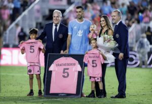 El centrocampista Sergio Busquets (c) posa junto a su familia y directivos del Inter Miami durante un homenaje tributado por su club a propósito de su decisión de poner fin a su carrera a finales de la temporada. EFE/EPA/CRISTOBAL HERRERA-ULASHKEVICH