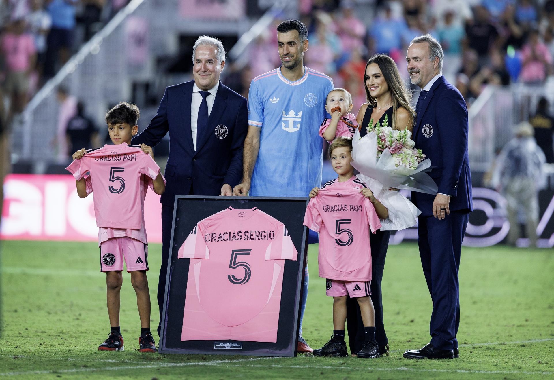 El centrocampista Sergio Busquets (c) posa junto a su familia y directivos del Inter Miami durante un homenaje tributado por su club a propósito de su decisión de poner fin a su carrera a finales de la temporada. EFE/EPA/CRISTOBAL HERRERA-ULASHKEVICH