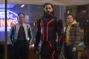 (I a d) Greta Lee, como Eve Kim; Jared Leto es Ares y Arturo Castro interpreta a Seth Flores en la tercera entrega de la saga 'Tron', que cuenta la historia de Ares, un programa altamente sofisticado que es enviado desde el mundo digital al mundo real en una misión peligrosa, marcando el primer encuentro de la humanidad con seres de inteligencia artificial. EFE/ 2025 Disney Enterprises / Leah Gallo // SOLO USO EDITORIAL/SOLO DISPONIBLE PARA ILUSTRAR LA NOTICIA QUE ACOMPAÑA (CRÉDITO OBLIGATORIO)