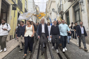 El alcalde de Lisboa, el conservador Carlos Moedas (3d), junto a su equipo de campaña en una acción de contacto directo con los votantes en el barrio de la Bica, en el centro de la capital portuguesa. EFE/Susana Samhan.