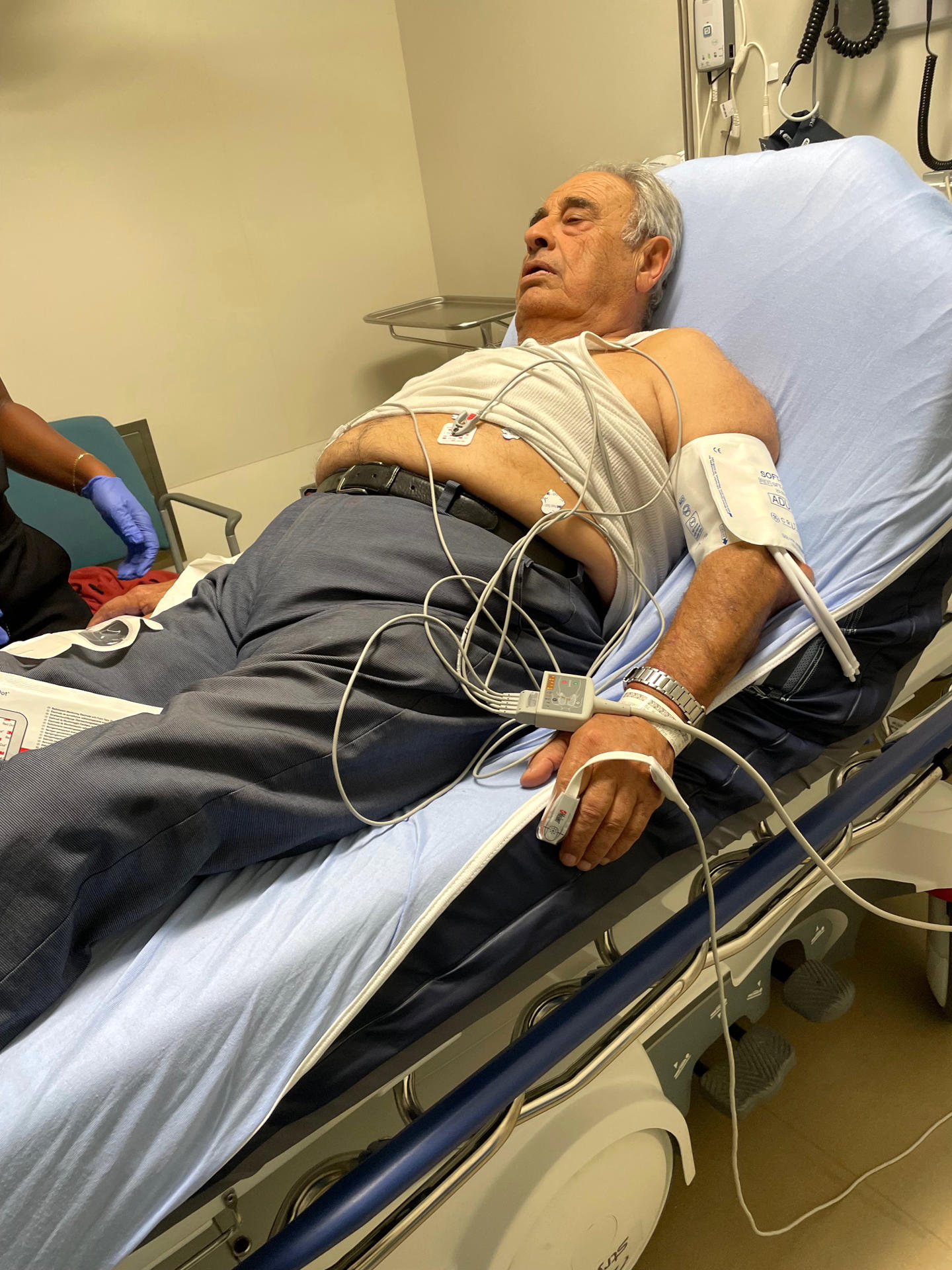 Fotografía sin fecha específica de toma cedida por los abogados de la familia Shouhed donde aparece Rafie Ollah Shouhed, de 79 años y dueño de un lavadero de autos en Los Ángeles, postrado en una cama de hospital debido a las lesiones y golpes recibidos durante su detención en una redada migratoria el pasado 9 de septiembre de 2025. EFE/Familia Shouhed
