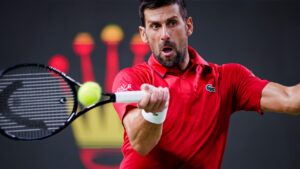 El tenista serbio Novak Djokovic, durante el partido de cuartos de final del torneo de Shanghai contra el belga Zizou Bergs, disputado este jueves. EFE/ALEX PLAVEVSKI