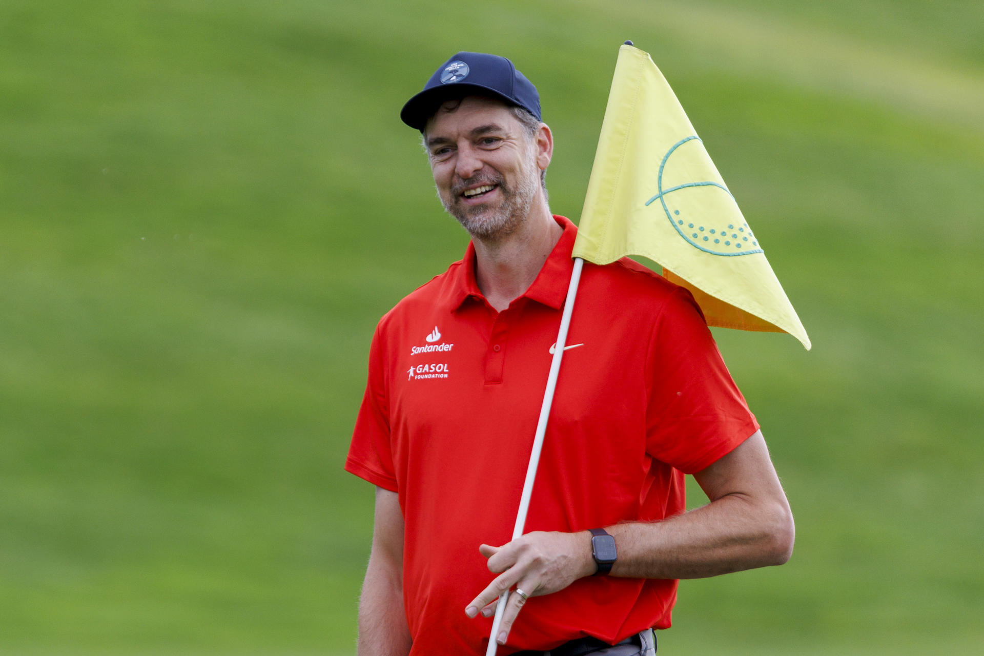 El exjugador de baloncesto Pau Gasol durante su participación en el torneo de golf solidario organizado por la fundación que preside en el campo de golf de la ciudad financiera del Banco Santander en la localidad madrileña de Boadilla del Monte. EFE/ Sergio Pérez
