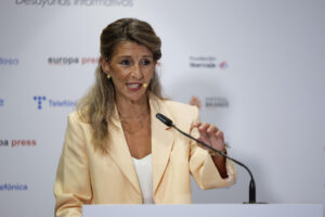 La vicepresidenta segunda y ministra de Trabajo y Economía Social, Yolanda Díaz durante un desayuno informativo este jueves en Madrid. EFE/ Zipi