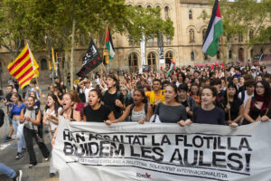 Numerosos estudiantes han salido a la calle este viernes para denunciar el ataque a la Flotilla y para reivindicar la necesidad de "pararlo todo" mediante una huelga general para lograr que el Gobierno rompa todo tipo de relaciones con Israel.La manifestación, impulsada por el Sindicato de Estudiantes y apoyado por otras entidades, ha arrancado al mediodía en la plaza Universitat de Barcelona. EFE/ Alejandro García
