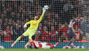 El portero del Arsenal David Raya (L) efectúa una parada durante el partido de la segunda jornada de la UEFA Champions League que han jugado Arsenal y Olympiacos en Londres, Reino Unido. EFE/EPA/NEIL HALL