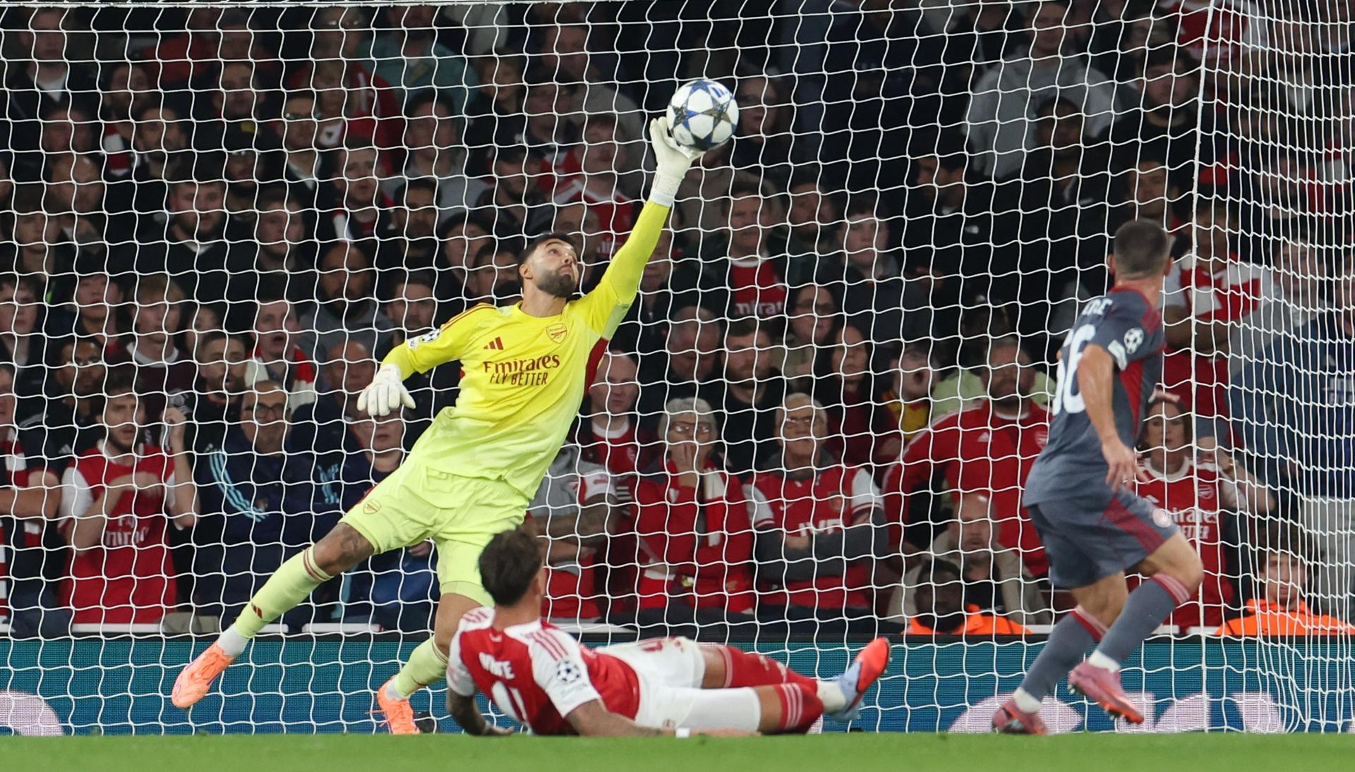 El portero del Arsenal David Raya (L) efectúa una parada durante el partido de la segunda jornada de la UEFA Champions League que han jugado Arsenal y Olympiacos en Londres, Reino Unido. EFE/EPA/NEIL HALL