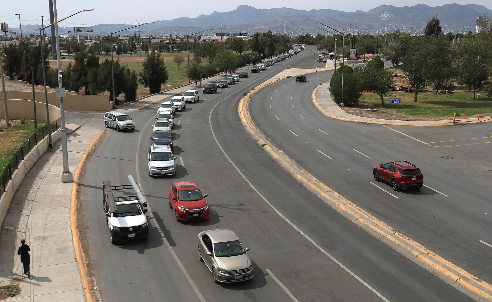Personas hacen fila abordo de sus vehículos frente al puente Internacional Córdova de las Américas para cruzar a Estados Unidos este miércoles, en Ciudad Juárez Chihuahua (México). EFE/Luis Torres