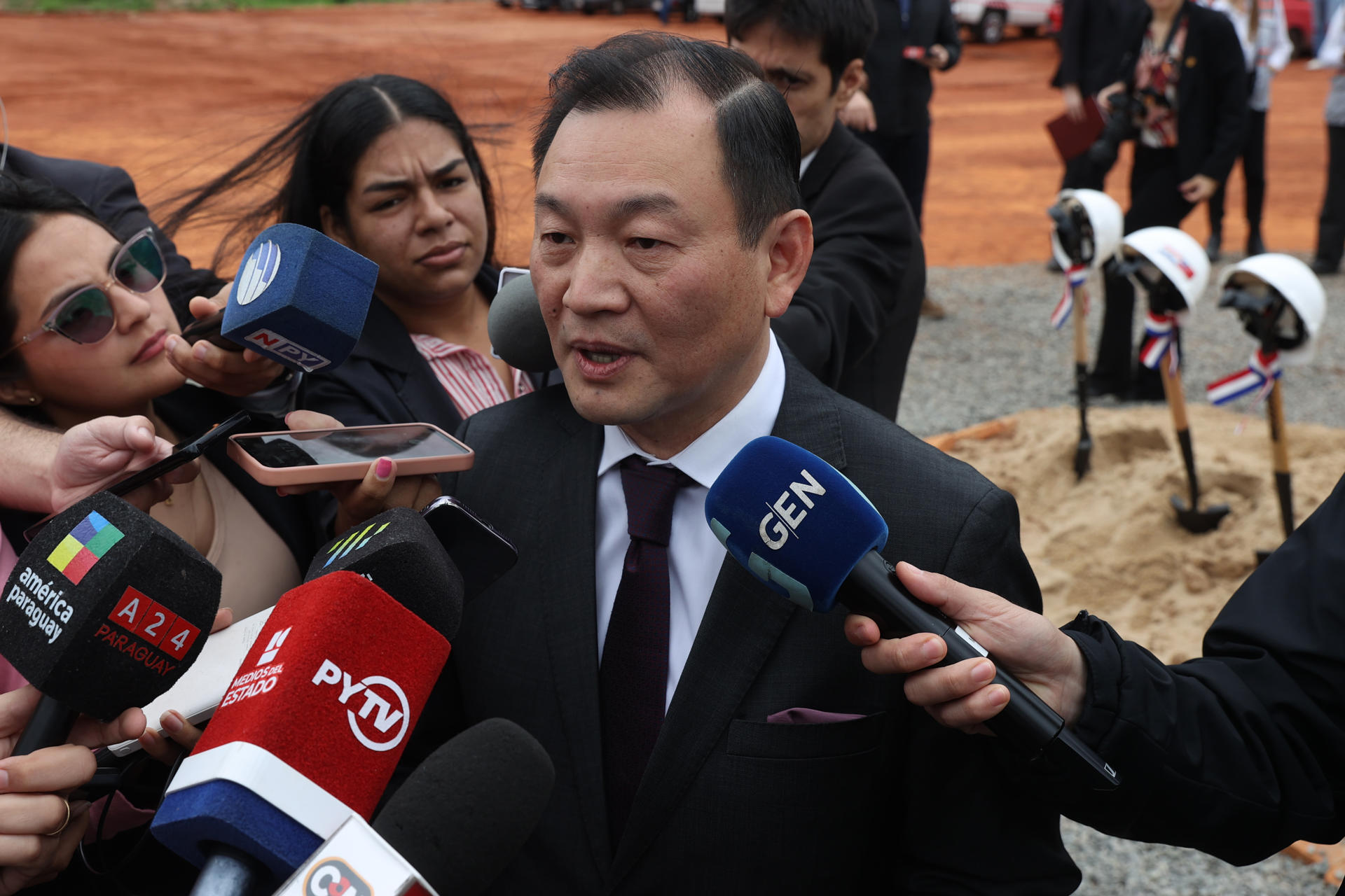 El embajador de Taiwán en Paraguay, José Chih-Cheng Han, habla con periodistas durante el acto del inicio de la construcción de la nueva sede de la Universidad Politécnica Taiwán–Paraguay este lunes, en Asunción (Paraguay). EFE/ Juan Pablo Pino
