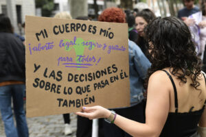 Foto de archivo de una concentración celebrada en Madrid, el pasado mes de septiembre, bajo el lema 'Aborto libre para todas' frente al ministerio de Sanidad. EFE/ Víctor Lerena