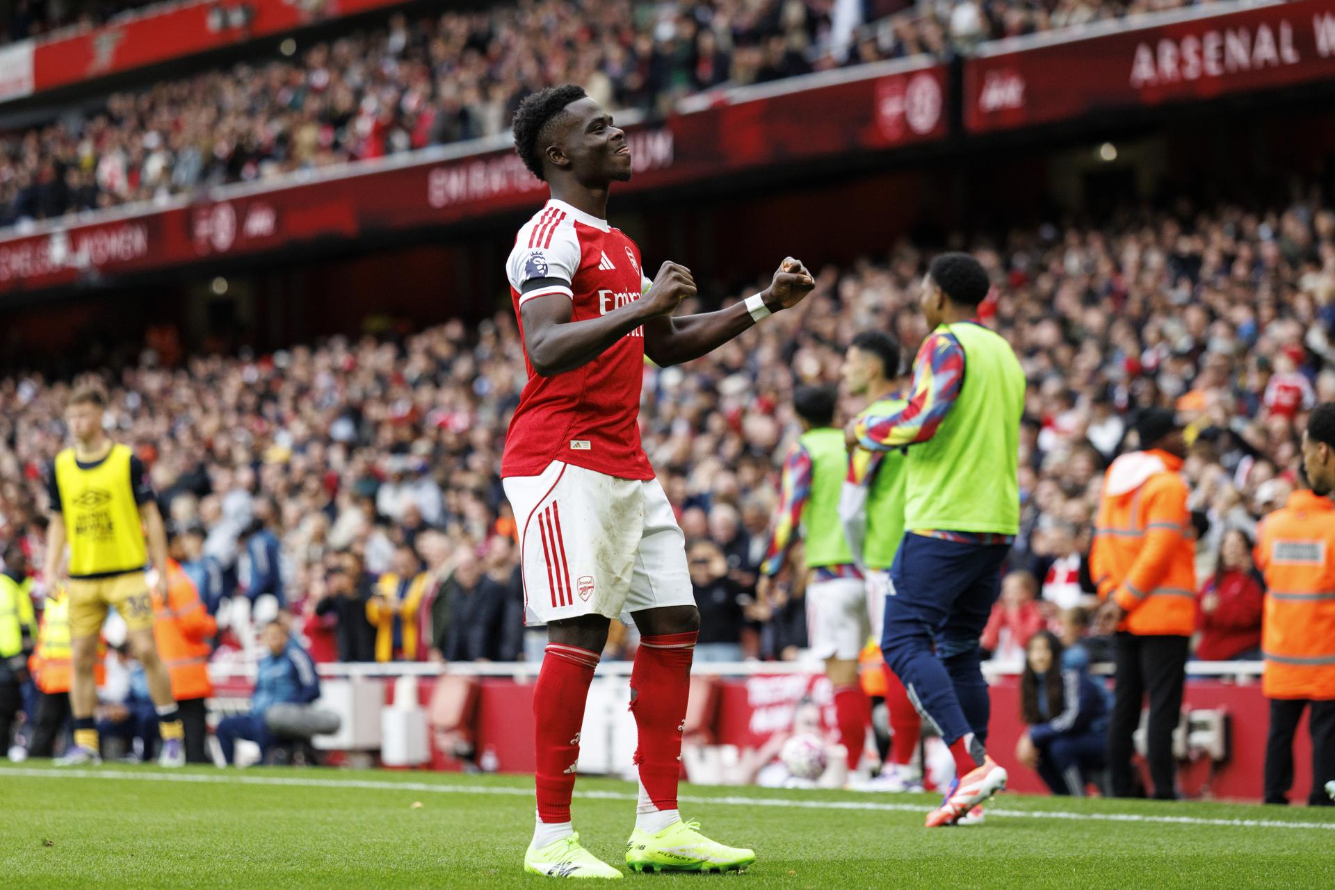 El jugador del Arsenal Bukayo Saka  elebra el 2-0, de penalti, durante el partido de la Premier League que han jugado Arsenal FC y West Ham United, en Londres, Reino Unido. EFE/EPA/TOLGA AKMEN

