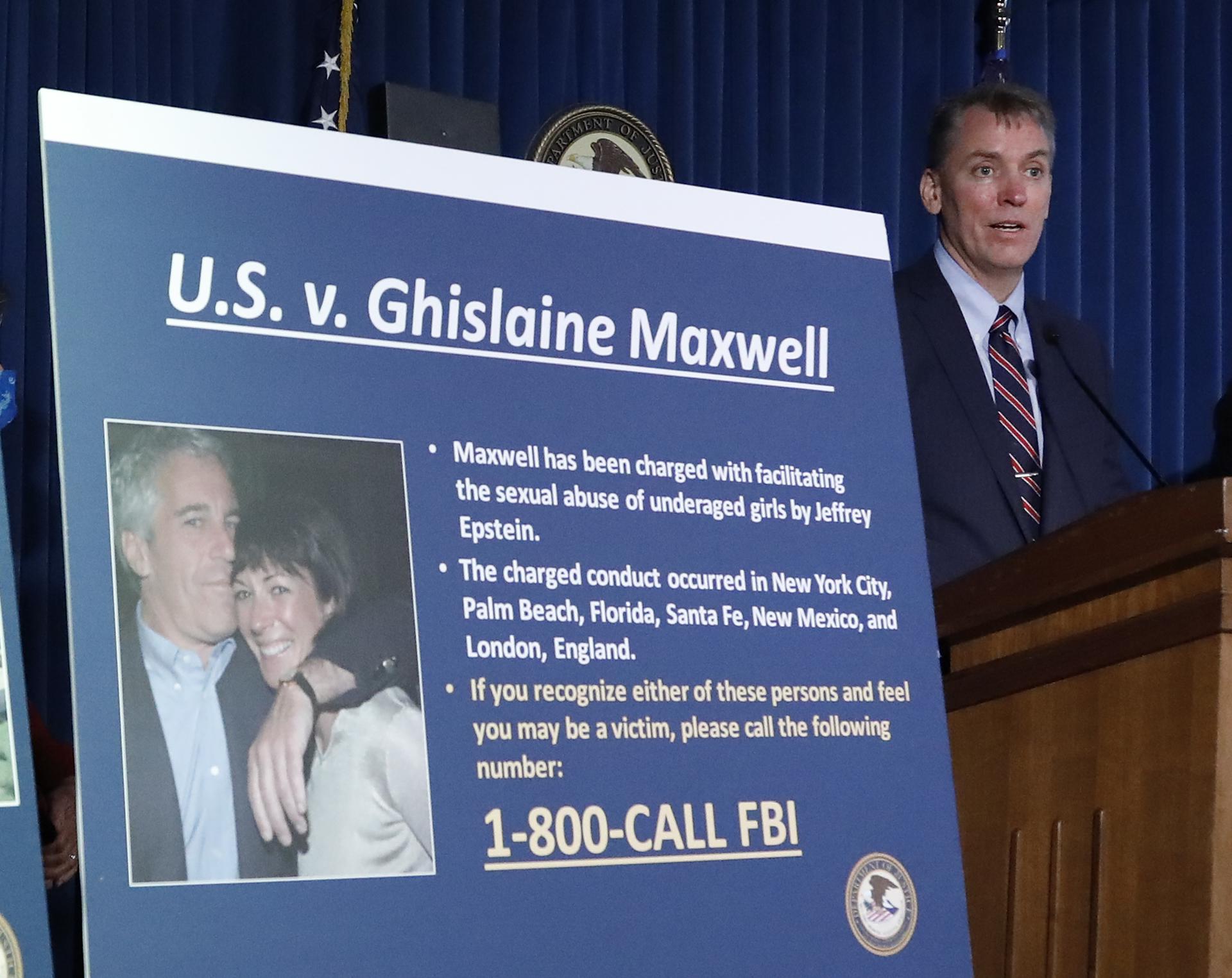 Fotografía de archivo en donde se ve un cartel en el que aparece Ghislaine Maxwell, expareja del abusador Jeffrey Epstein. EFE/JASON SZENES