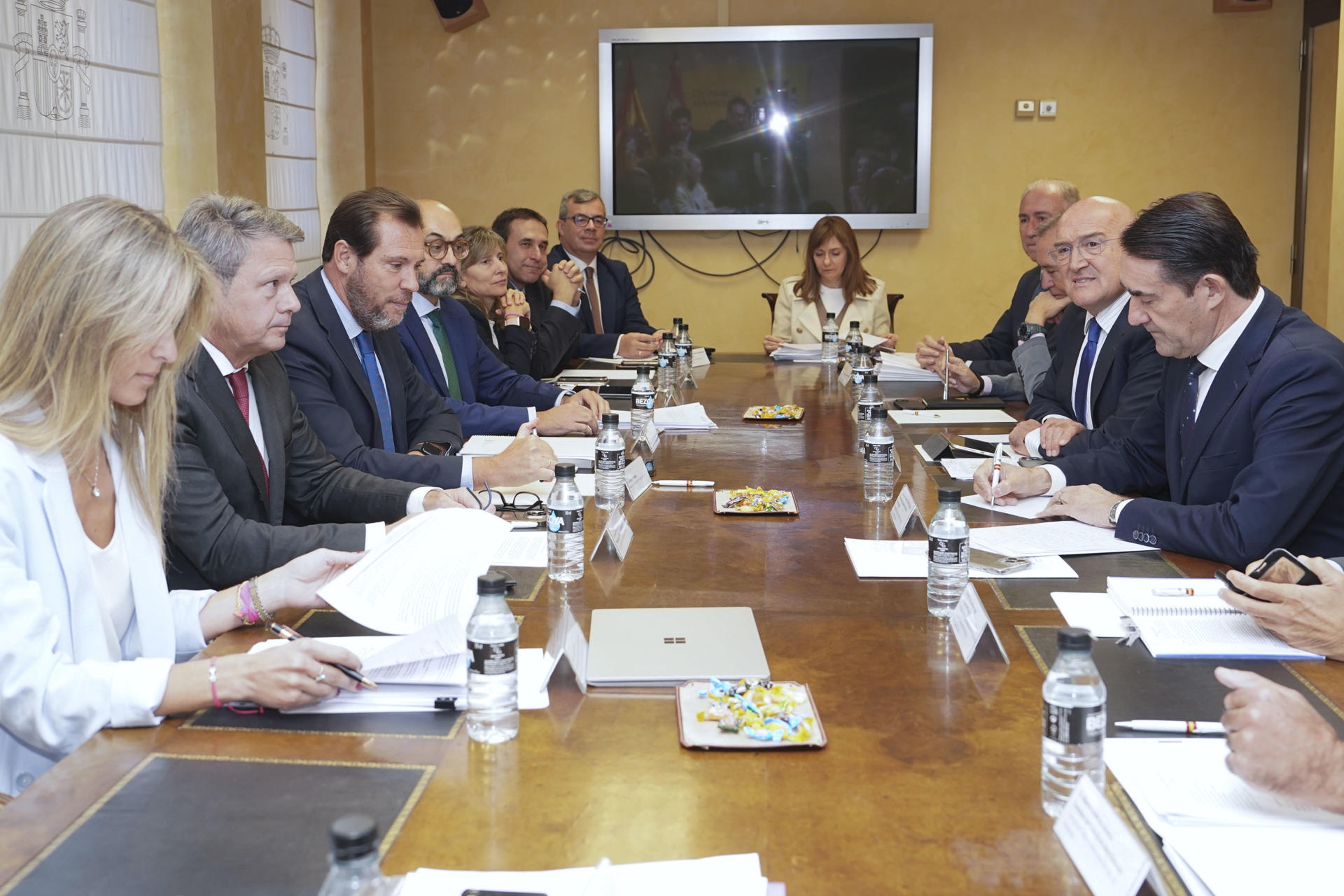 El Consejo de Administración de la Sociedad Valladolid Alta Velocidad (SVAV) se reúne para valorar la continuidad de esta entidad que preside el ministro de Transportes y Movilidad Sostenible, Óscar Puente (3i) y en la que también participan el consejero de Medio Ambiente de la Junta de Castilla y León, Juan Carlos Suárez-Quiñones (d) y el alcalde de Valladolid, Jesús Julio Carnero (2d).EFE/ Nacho Gallego