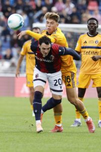 El jugador del Bolonia Nadir Zortea (I) y el del Pisa Louis Thomas Buffon en acció en Bonia, Italia. EFE/EPA/SERENA CAMPANINI