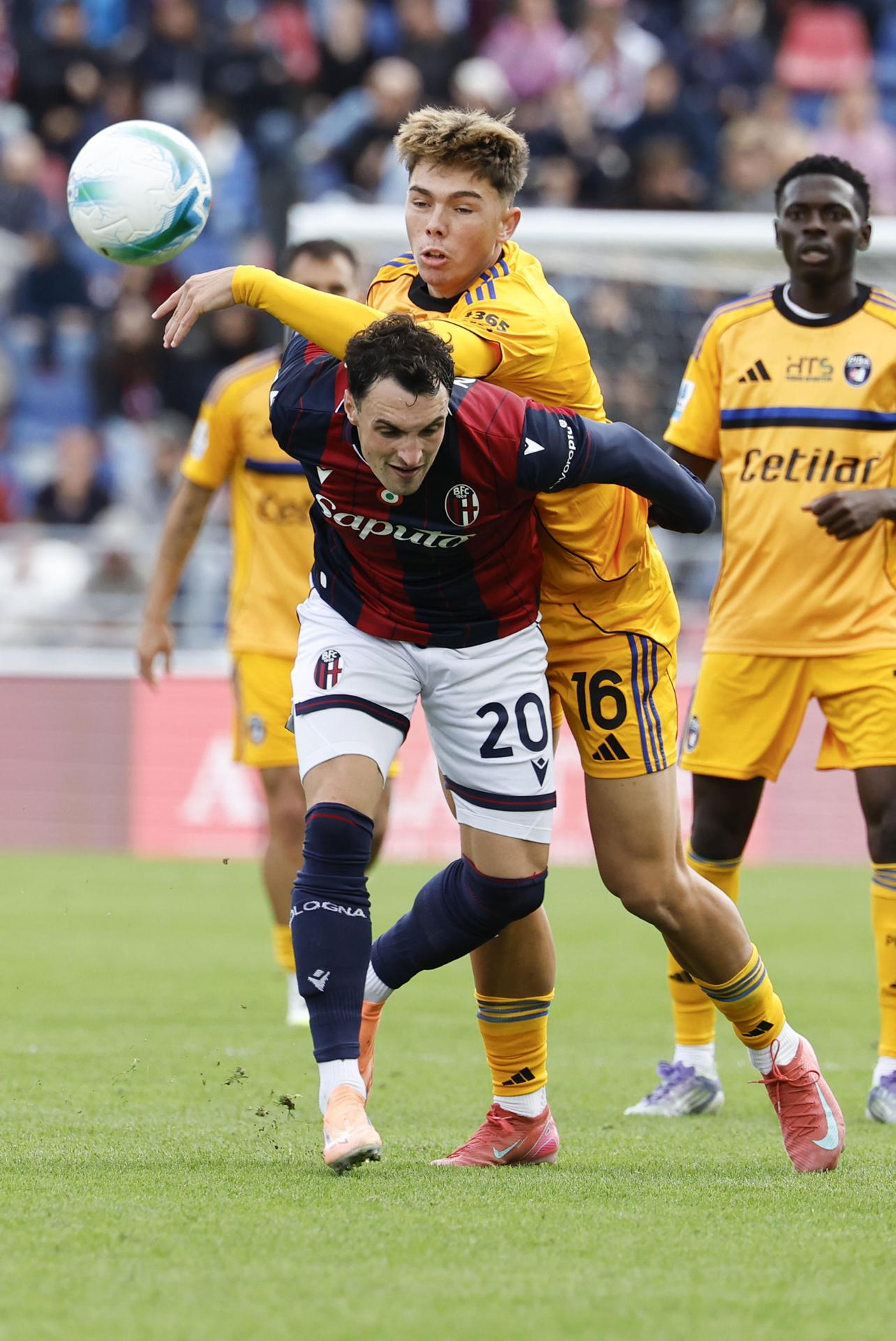 El jugador del Bolonia Nadir Zortea (I) y el del Pisa Louis Thomas Buffon en acció en Bonia, Italia. EFE/EPA/SERENA CAMPANINI
