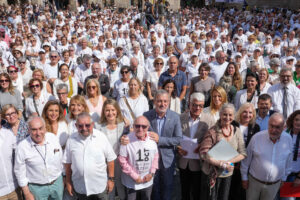 El alcalde de Barcelona, Jaume Collboni (c), y la actriz Vicky Peña (3d), entre otros, durante la movilización este miércoles en la Plaça de Sant Jaume de Barcelona con el lema "por una sociedad libre de edadismo" con motivo del Día Internacional de las Personas Mayores. EFE/Enric Fontcuberta