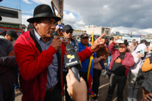 El expresidente de la Confederación de Nacionalidades Indígenas de Ecuador (Conaie), Leónidas Iza (i), habla durante una manifestación este martes, en Pujilí (Ecuador). EFE/ José Jácome
