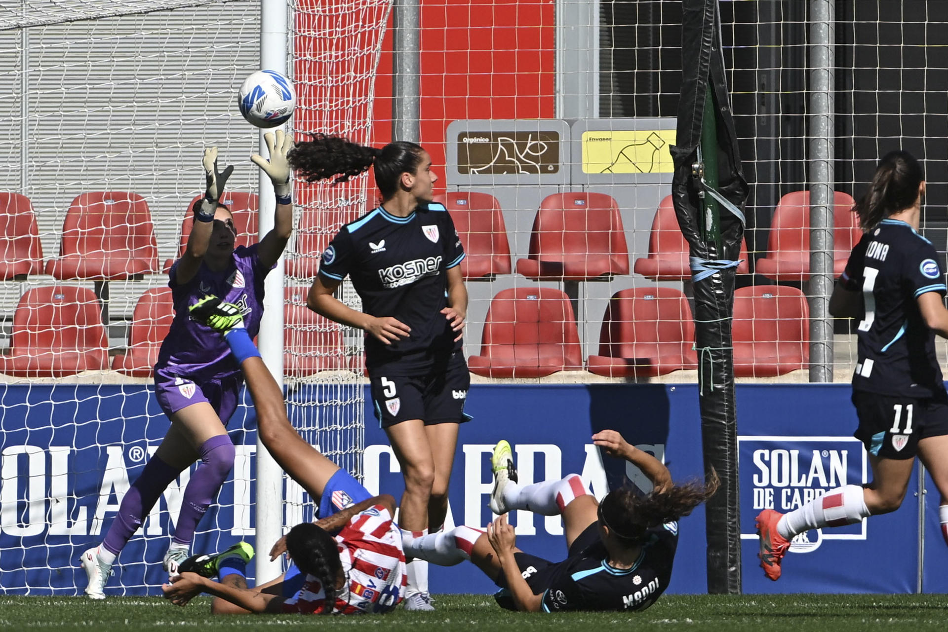 Adriana Nanclares (i), bloquea el balón durante el partido de la sexta jornada de Liga F que Atlético de Madrid y Athletic Club disputan este sábado en Madrid. EFE/Fernando Villar

