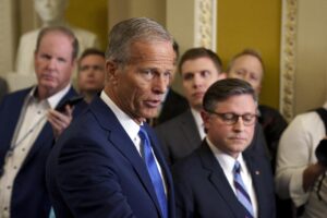 El líder de la mayoría del Senado de EE.UU., John Thune (i), y el presidente de la Cámara de Representantes, Mike Johnson (d). EFE/EPA/WILL OLIVER
//////////
WASHINGTON (United States), 07/10/2025.- US Senate Majority Leader John Thune (C-L) and House Speaker Mike Johnson (C-R) speak to the media at the US Capitol, DC USA, 07 October 2025. The US Government shutdown has entered day seven, with the US administration signaling that layoffs of federal workers are imminent and could be permanent. EFE/EPA/WILL OLIVER