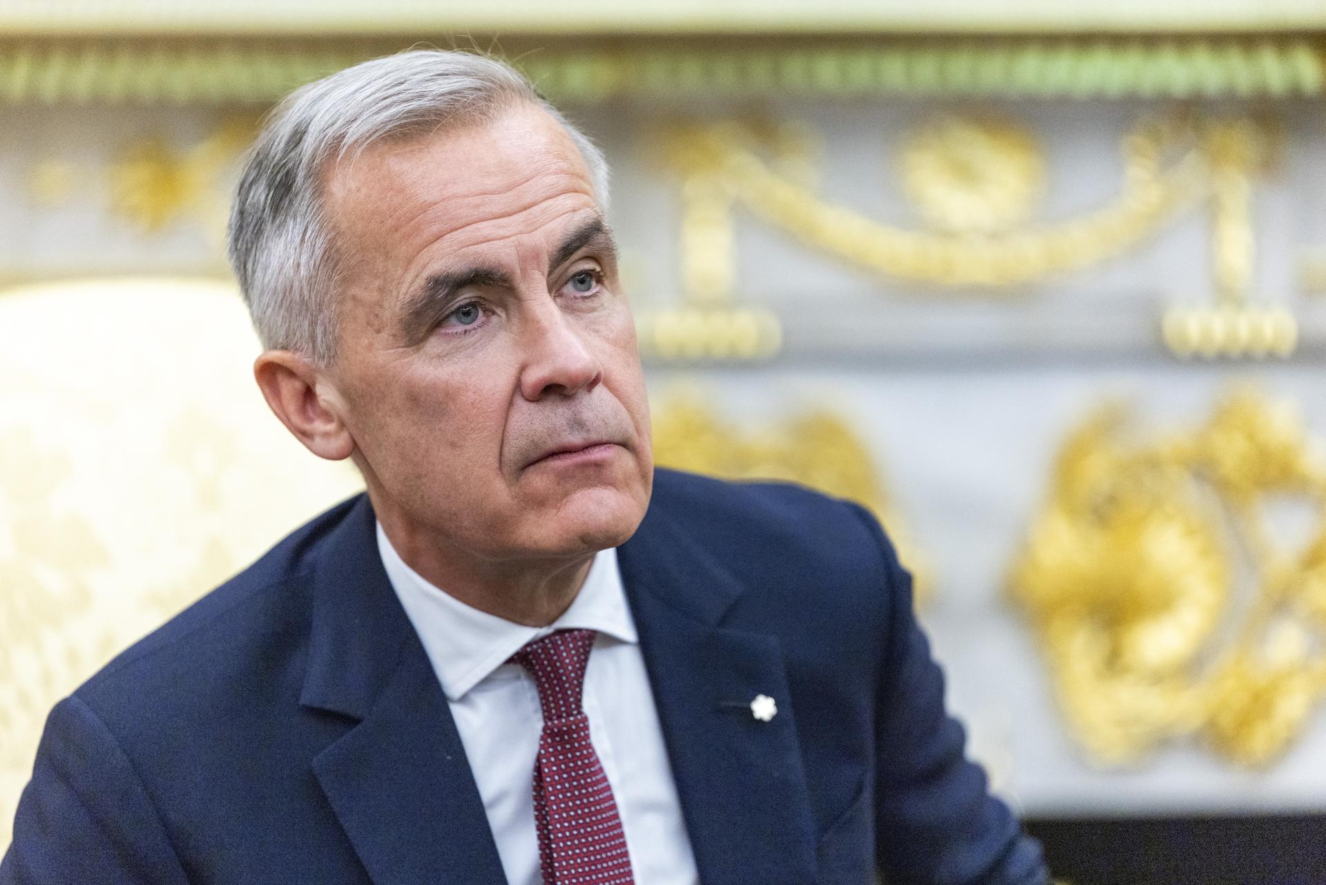 El presidente de EE.UU., Donald Trump (d), se reúne con el primer ministro canadiense, Mark Carney (i), en el Despacho Oval de la Casa Blanca en Washington, DC, EE.UU. EFE/SHAWN THEW