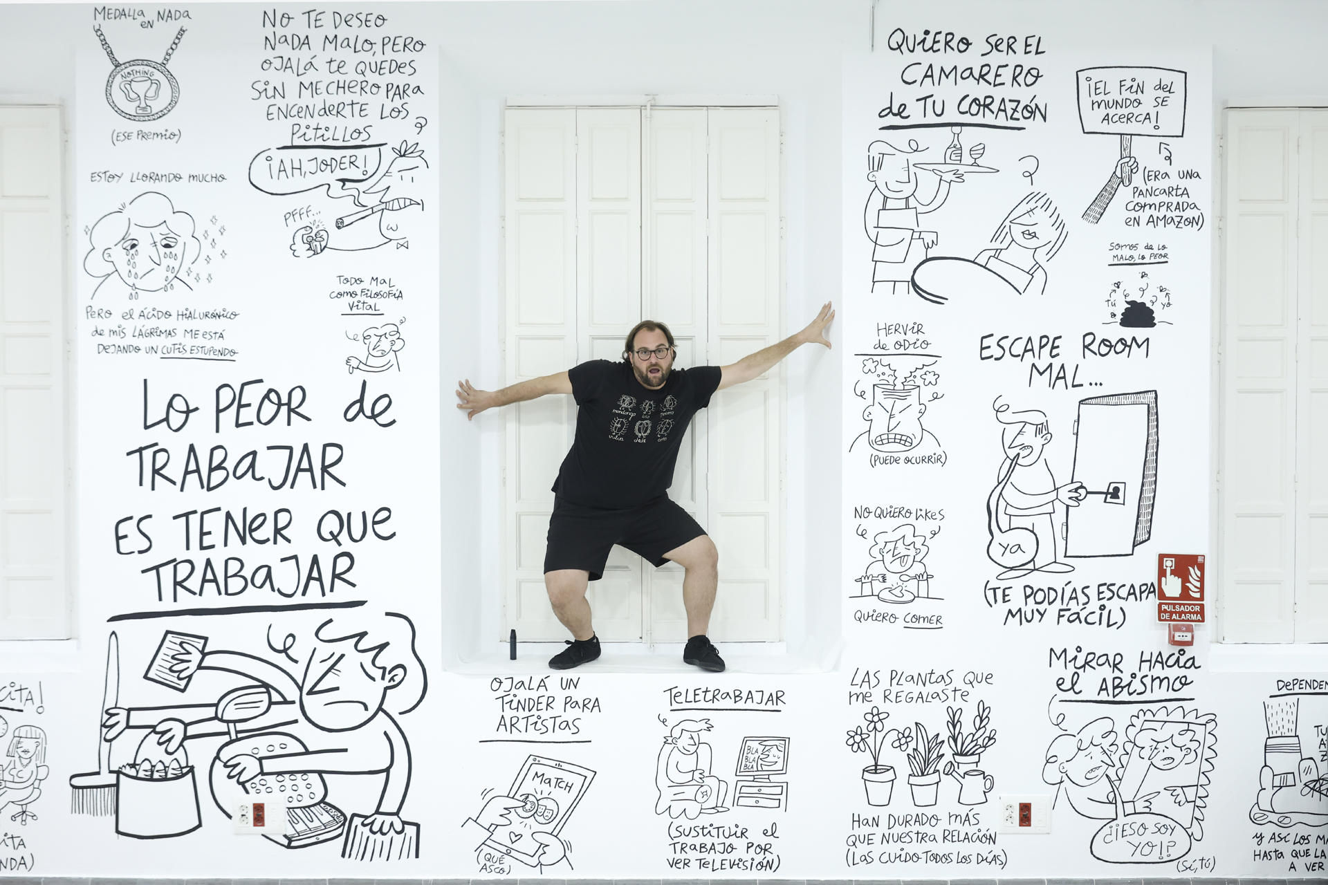 El dibujante Omar Janaan (Marbella, 1988), posa durante una entrevista con EFE y señala parte de sus viñetas dibujadas en las paredes del centro de cultura contemporánea La Térmica, en Málaga, en una exposición en la que quiere demostrar que el humor "es la cúspide de la inteligencia humana, nos permite reírnos de todo y combate los miedos", con un humor que también mueve a la reflexión.EFE/Jorge Zapata.
