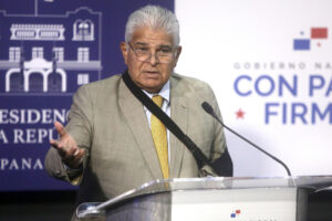 El presidente de Panamá, José Raúl Mulino, habla en una conferencia de prensa en el anfiteatro del Palacio de las Garzas este jueves, en Ciudad de Panamá (Panamá). EFE/ Carlos Lemos
